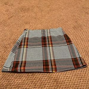 Short skirt, colors: black, red, white, yellow. Size: small (2) soft and cute!